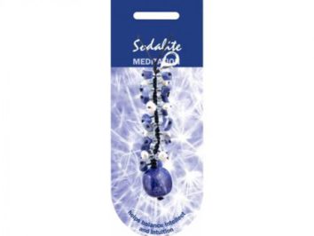 Breloczek z kamieniami sodalitu na fioletowym tle, przeznaczony do medytacji.