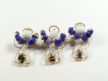 Trzy ręcznie wykonane aniołki z drutu i koralików, ustawione obok siebie na białym tle.