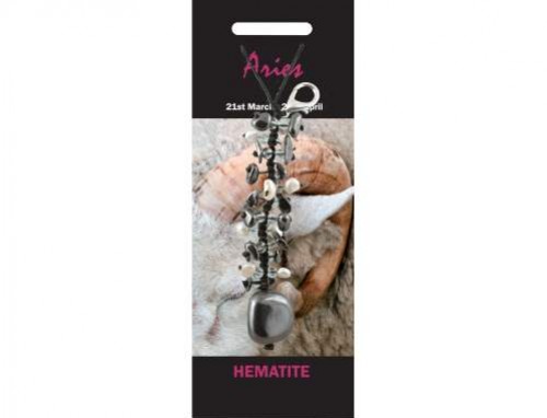 Brelok z hematytem, ozdobiony kamieniami, opakowanie z napisem "Aries" i datami znaku zodiaku.