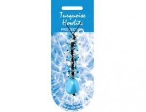 Wisiorek z turkusem i howlitem na niebieskim tle z napisem "Turquoise Howlite Protect".