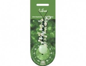 Zawieszka z kamieniami na tle zielonej etykiety z napisem "Libra" i symbolami zodiaku.