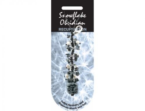 Wisiorek z kamieni obsydianu śnieżnego na tle z efektem iskrzącego światła.