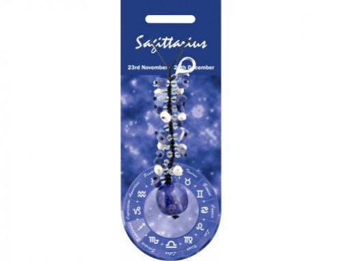 Brelok z napisem "Sagittarius" i grafiką znaków zodiaku na tle gwiazd.