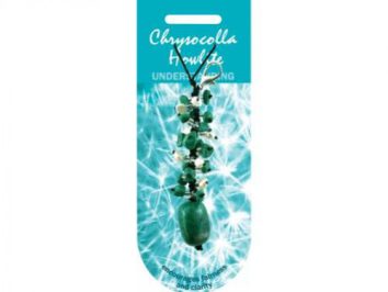 Wisiorek z zielonych kamieni chryzokoli i howlitu na tle turkusowej etykiety.