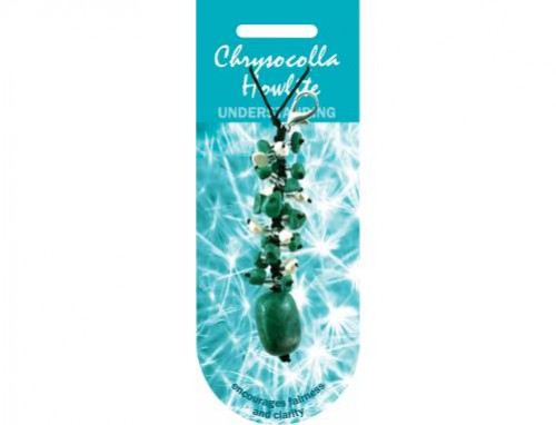 Wisiorek z zielonych kamieni chryzokoli i howlitu na tle turkusowej etykiety.
