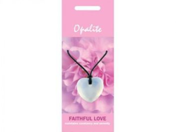 Naszyjnik z opalitu w kształcie serca na tle różowych kwiatów, opakowanie promuje miłość.