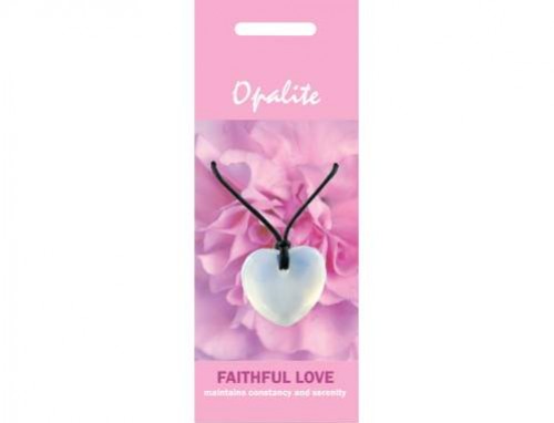 Naszyjnik z opalitu w kształcie serca na tle różowych kwiatów, opakowanie promuje miłość.