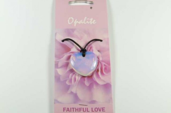 Naszyjnik z opalitem w kształcie serca na różowym tle z napisem „Faithful Love”.
