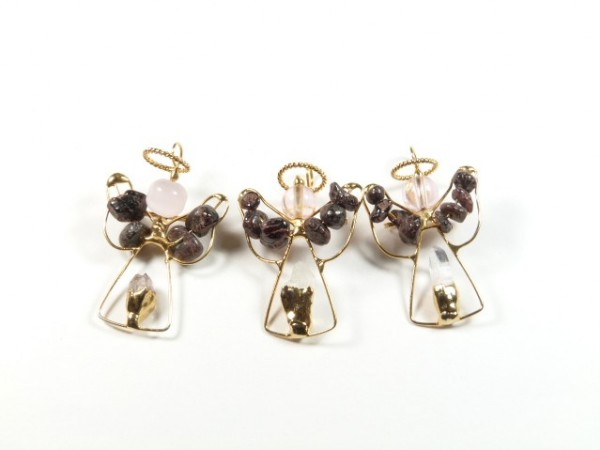 Trzy ręcznie wykonane aniołki z drutu i koralików na białym tle.