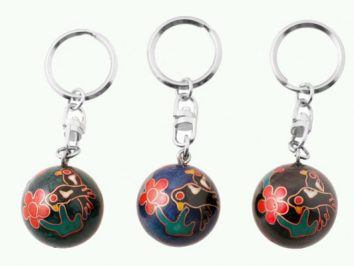 Trzy breloki z kulistymi zawieszkami ozdobionymi kolorowymi kwiatami i ptakami.