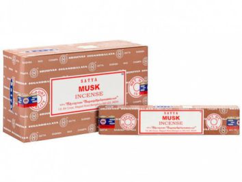 Brązowe opakowania kadzidełek Satya Musk Incense ustawione obok siebie.