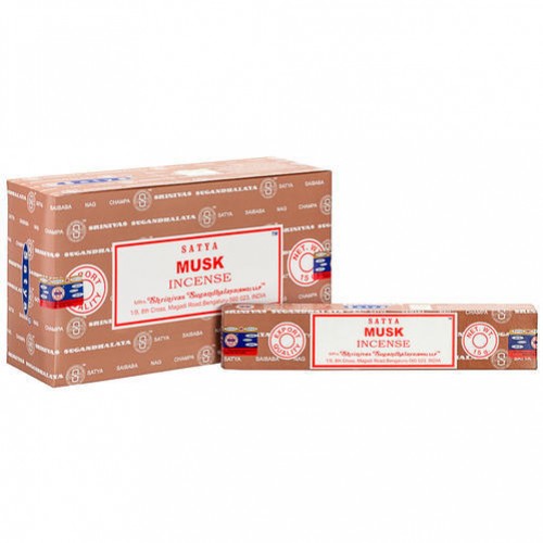 Brązowe opakowania kadzidełek Satya Musk Incense ustawione obok siebie.