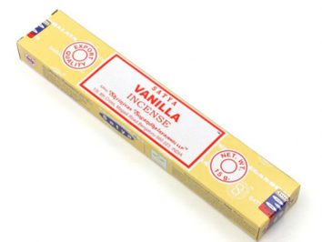 Żółte pudełko kadzidełek o zapachu wanilii marki Satya, ujęte z perspektywy.