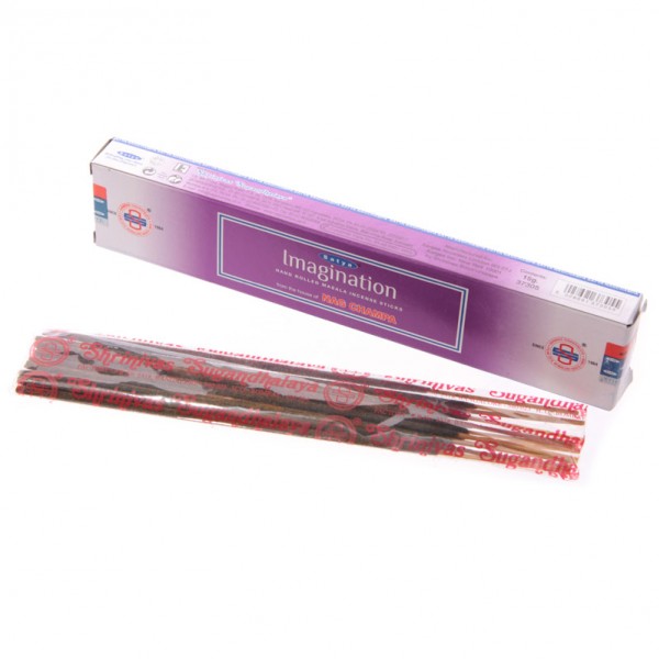 Fioletowe pudełko kadzidełek „Imagination” oraz zapakowane patyczki kadzidełek.
