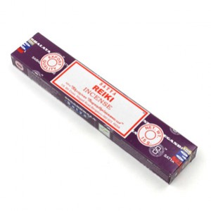 Fioletowe opakowanie kadzidełek Satya Reiki Incense leżące na białym tle.