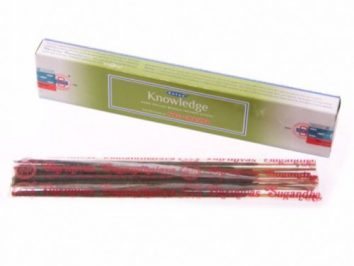 Zielone opakowanie kadzidełek Knowledge i trzy kadzidełka w przezroczystej folii.