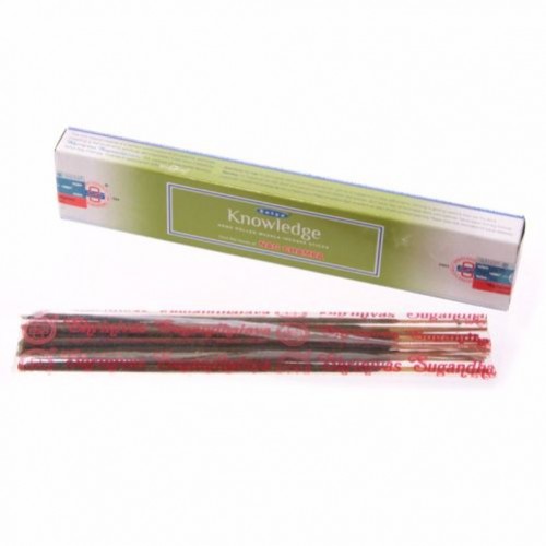 Zielone opakowanie kadzidełek Knowledge i trzy kadzidełka w przezroczystej folii.