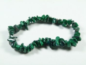 Bransoletka z zielonych, nieregularnych kamieni nawleczonych na elastyczną żyłkę.
