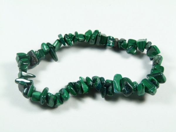 Bransoletka z zielonych, nieregularnych kamieni nawleczonych na elastyczną żyłkę.