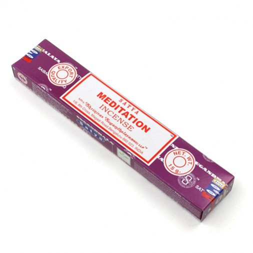 Fioletowe opakowanie kadzidełek Satya Meditation Incense na białym tle.