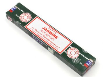 Zielone pudełko z kadzidełkami o zapachu jaśminu marki Satya leży na białym tle.