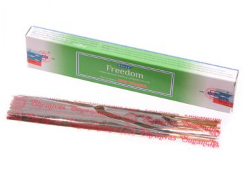 Zielone opakowanie kadzidełek Freedom Nag Champa, obok widoczne owinięte patyczki.