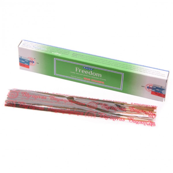 Zielone opakowanie kadzidełek Freedom Nag Champa, obok widoczne owinięte patyczki.