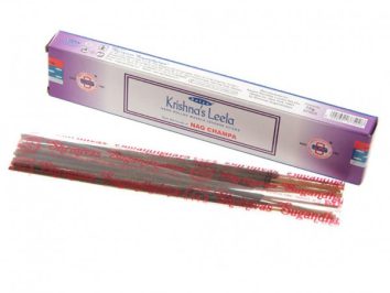 Fioletowe opakowanie i patyczki zapachowe Krishna's Leela Nag Champa na białym tle.