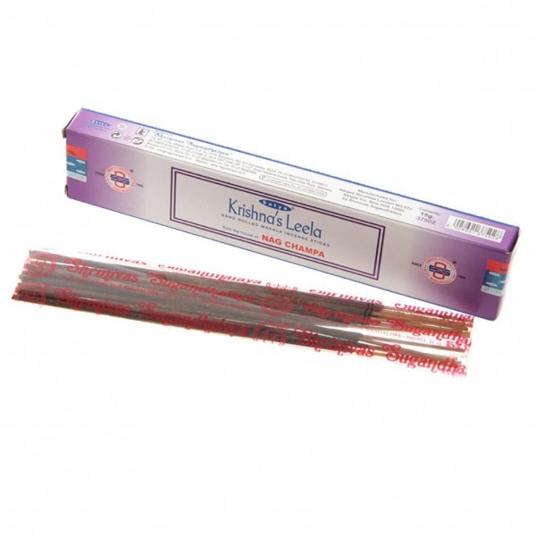 Fioletowe opakowanie i patyczki zapachowe Krishna's Leela Nag Champa na białym tle.
