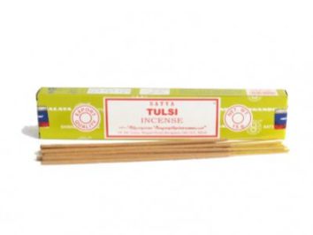 Zielone opakowanie kadzidełek Tulsi z kilkoma patyczkami leżącymi przed pudełkiem.