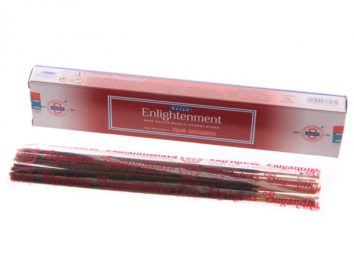 Pudełko kadzidełek Satya Enlightenment i kilka patyczków kadzidełek w opakowaniu.