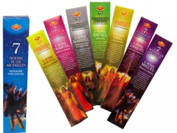 Kadzidełka Siedmiu Archaniołów w zestawie kolorowych opakowań. Zestaw kolorowych opakowań kadzidełek z wizerunkami archaniołów i opisami na przodzie.