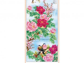 Chińska ilustracja z piwoniami, ptakami na gałęzi i motylami na tle nieba.