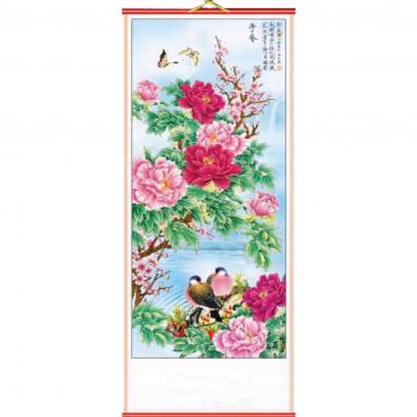 Chińska ilustracja z piwoniami, ptakami na gałęzi i motylami na tle nieba.