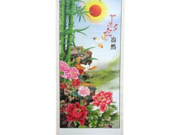 Tradycyjny zwój z malowidłem kwiatów, bambusa, ptaków i wschodzącego słońca.