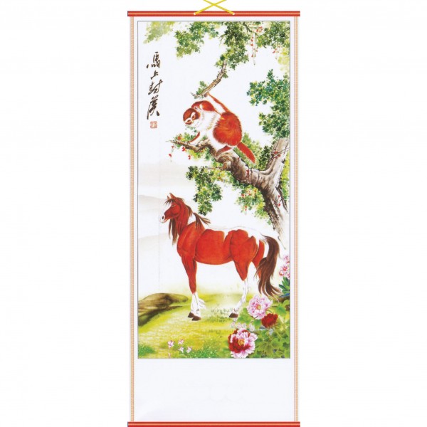 Koń stoi na trawie, nad nim małpa siedzi na drzewie, wokół kwiaty i zielone liście.