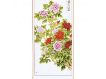 Tradycyjna chińska rolka z malunkiem piwonii w odcieniach różu i czerwieni oraz chińskim napisem.