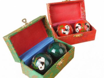 Dwie otwarte pudełka z chińskimi kulami relaksacyjnymi z motywem pand.