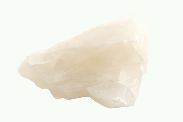 Biały kryształ gipsu na jasnym tle.