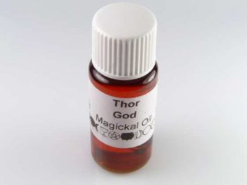 Butelka z czerwonym olejkiem, etykieta: Thor God Magickal Oil.
