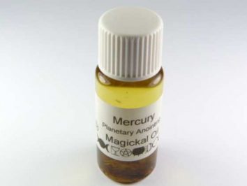 Butelka z żółtym olejkiem oznaczona etykietą „Mercury Magickal Oil”.