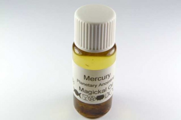 Butelka z żółtym olejkiem oznaczona etykietą „Mercury Magickal Oil”.