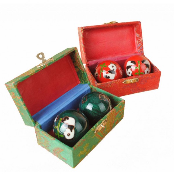 Dwie ozdobne szkatułki z parą chińskich kul zdrowotnych w środku, z motywem pandy.