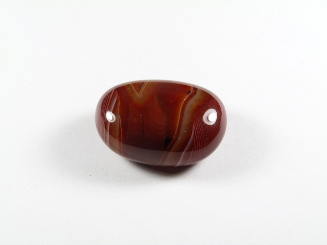 Agat kamień harmonii – gładki brązowy kamień o ciepłej barwie i naturalnym wzorze