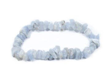 Bransoletka z drobnych, jasnoniebieskich kamieni na elastycznej żyłce, na białym tle.