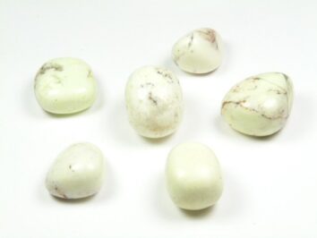 Chryzopraz lemon kamień gładzony szlifowany polerowany bębnowany otoczak. Sześć jasnych, gładkich kamieni leży na białym tle.