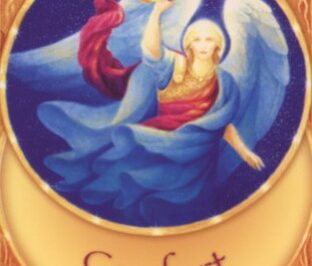 Anioł w niebieskich szatach unosi się, trzymając wieniec, napis „Comfort” poniżej.