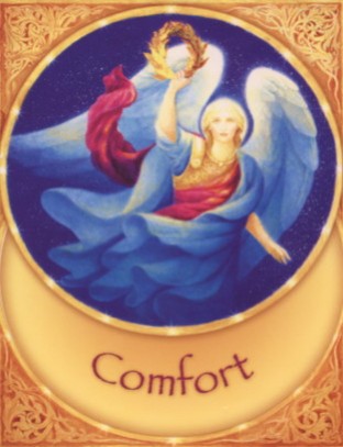 Anioł w niebieskich szatach unosi się, trzymając wieniec, napis „Comfort” poniżej.