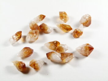 Cytryn - kamień naturalny surowy nieszlifowany. Naturalny cytryn z Brazylii – kamień bogactwa, obfitości i sukcesu, nieszlifowane kryształy w złocistych odcieniach