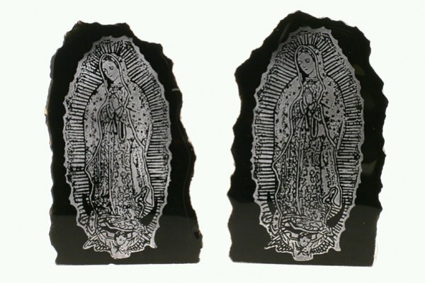 Dwa czarne kamienie z wygrawerowanym wizerunkiem Matki Boskiej z Guadalupe.